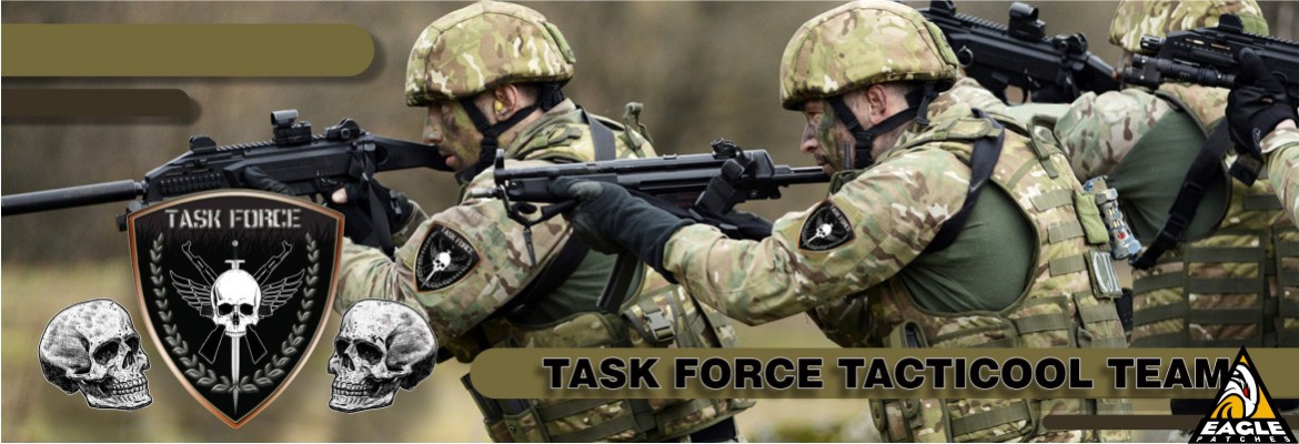 Equipe de paintball e estratégia militar com trabalho em equipe de missão e zona de guerra com esportes ao ar livre grupo de soldados planejando plano de jogo tático no campo de