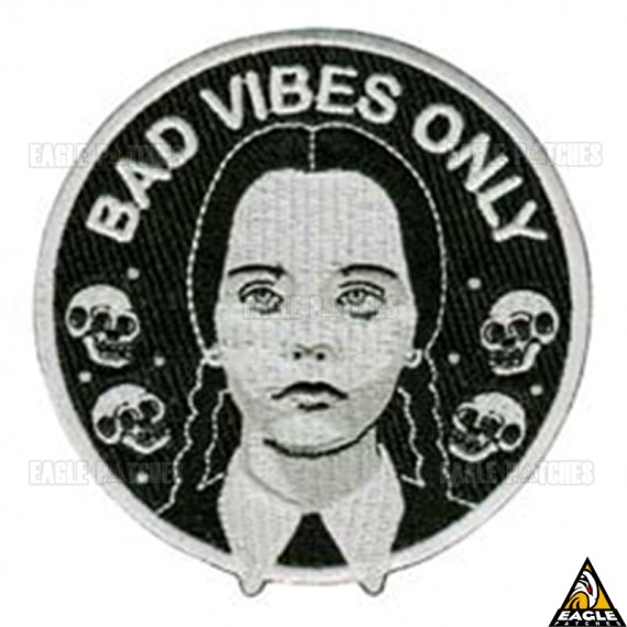 Patch Bordado Wandinha Bad Vibes Only